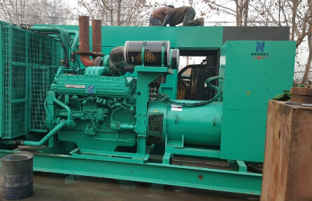 前郭发电机组如何判断水冷式机油散热器内部是否需要清洗？